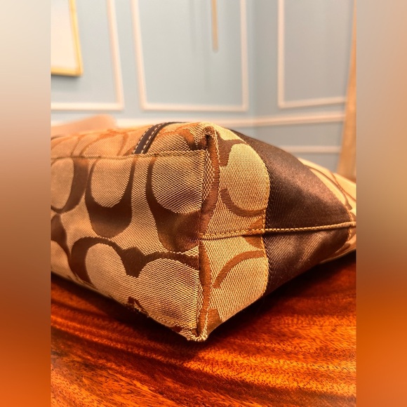 Coach Women's Tan and Brown Signature Tote Bag Purse With Hangtag Stunning - Picture 11 of 15